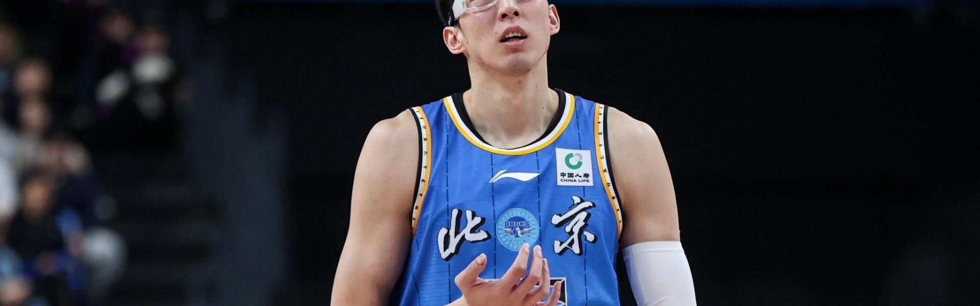 旺财28大舞台-暴怒!周琦篮下进攻被焦海龙盖帽打中头部,气得摘下护目镜怒怼对方