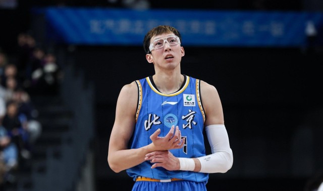 旺财28大舞台-暴怒!周琦篮下进攻被焦海龙盖帽打中头部,气得摘下护目镜怒怼对方